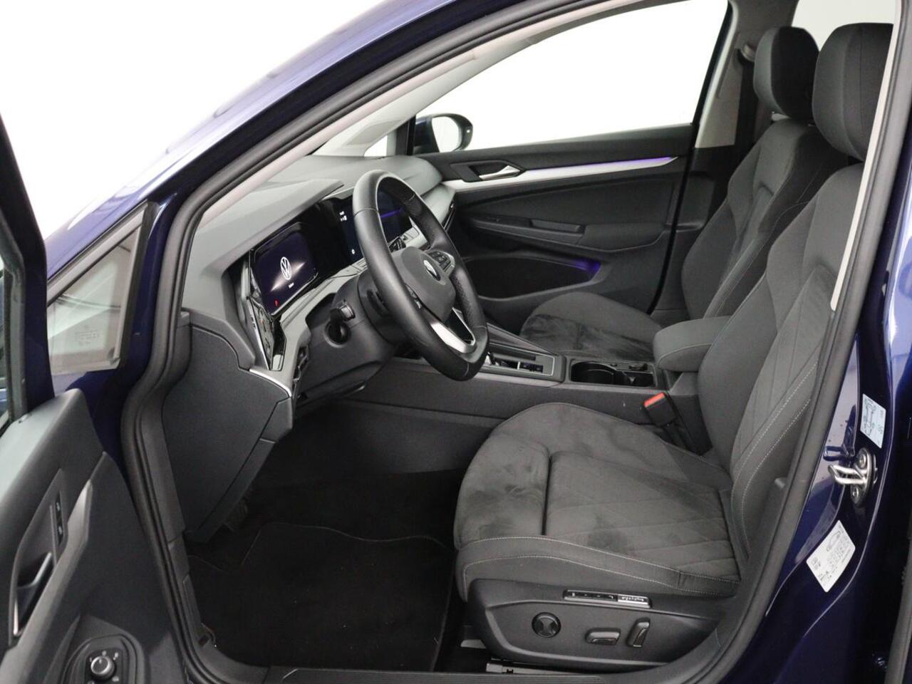 Volkswagen GOLF 1.0 eTSI Life | Stoelverwarming | Camera | Massage | Carplay | Memory | Navigatie | Full LED | Sfeerverlichting | Adaptive cruise