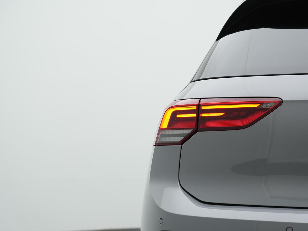 Volkswagen GOLF 1.5 eTSI 150 pk DSG R-Line Business | Trekhaak | Stuur-/stoelverwarming | Achteruitrijcamera | Adaptive Cruise