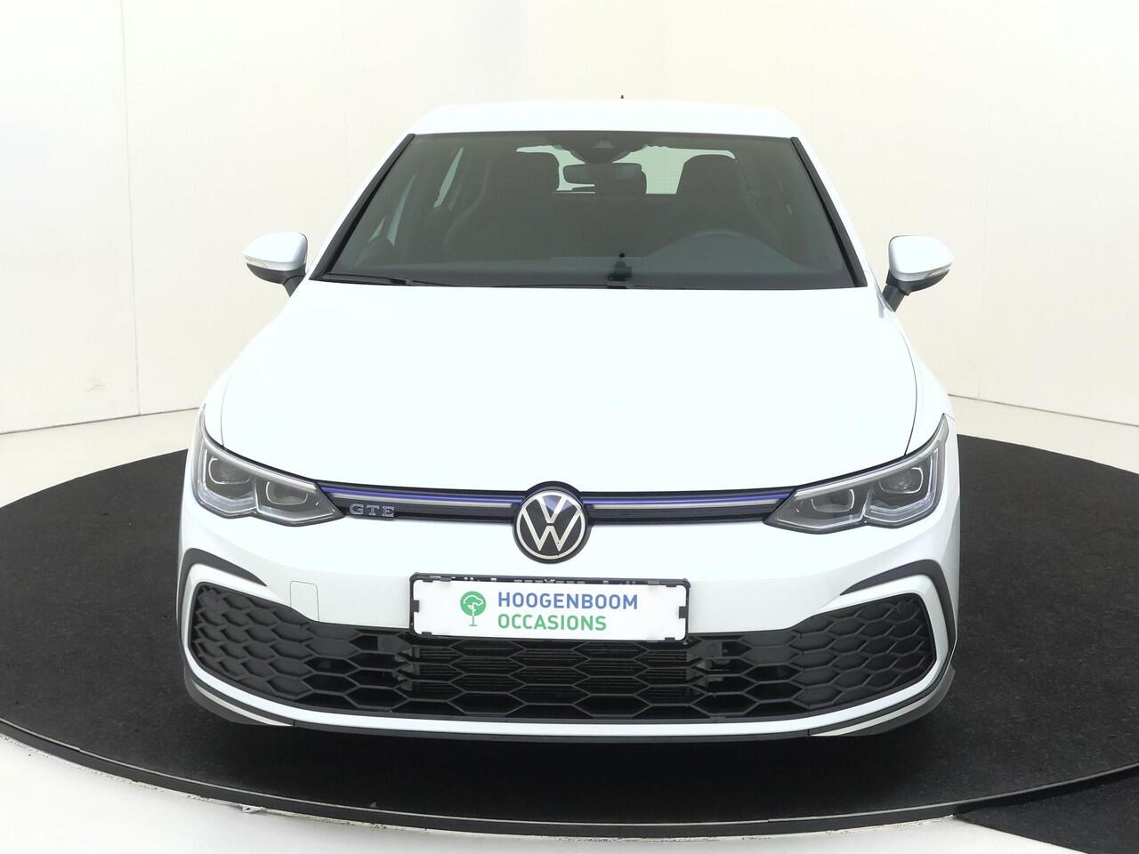 Volkswagen GOLF 1.4 eHybrid GTE | SoH 96% | Navigatie | Stoel- en stuurwielverwarming | LED Plus verlichting | Draadloze telefoonlader | Lane- en frontassist | Parkeersensoren | 3-zone airco |