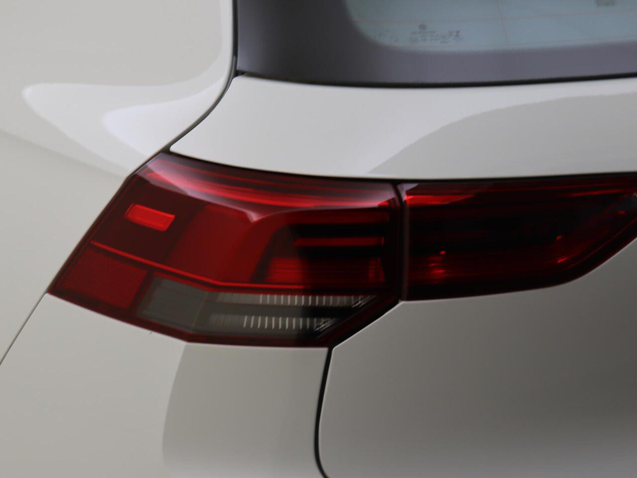 Volkswagen GOLF 1.4 eHybrid GTE | SoH 96% | Navigatie | Stoel- en stuurwielverwarming | LED Plus verlichting | Draadloze telefoonlader | Lane- en frontassist | Parkeersensoren | 3-zone airco |