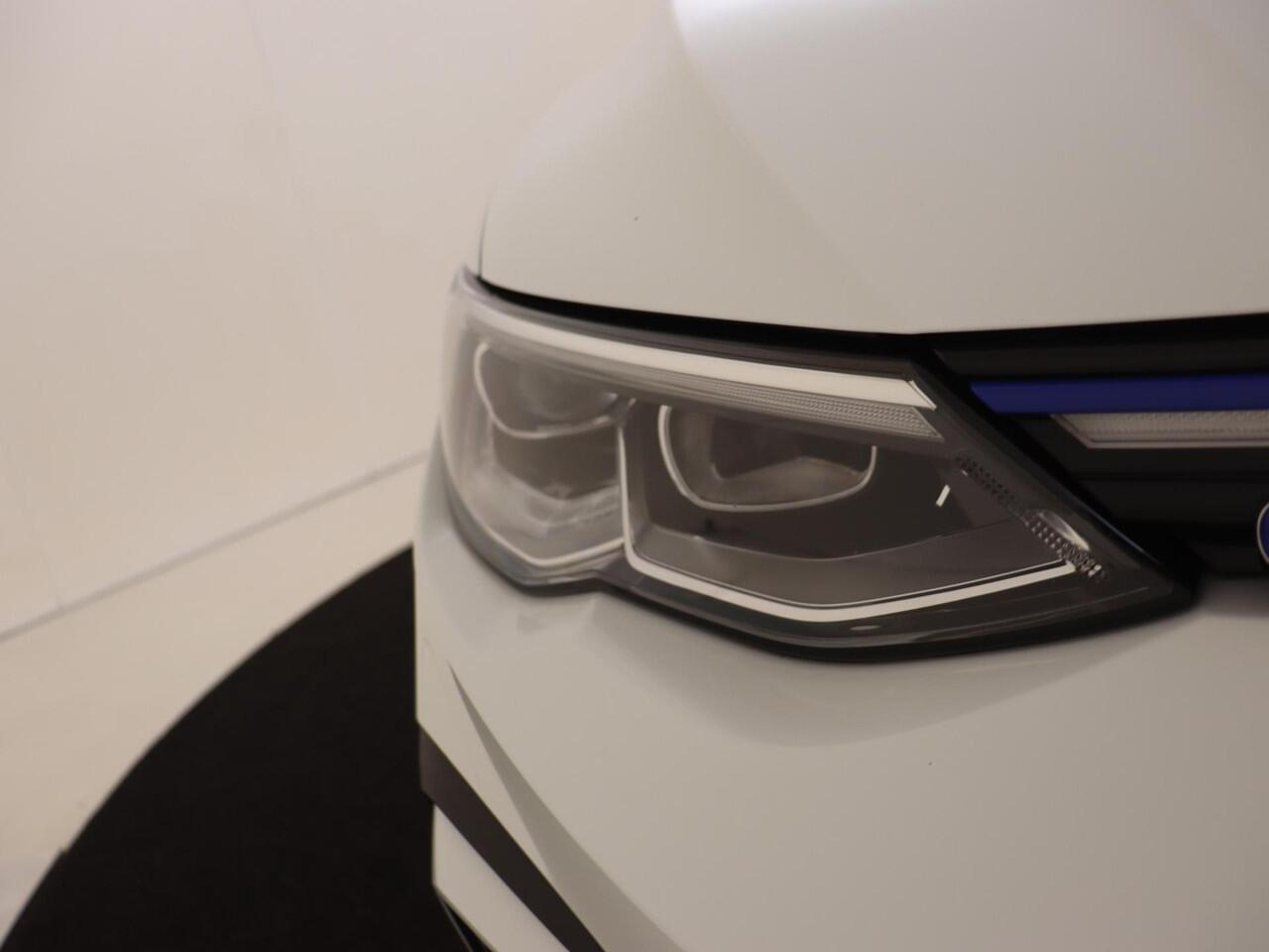 Volkswagen GOLF 1.4 eHybrid GTE | SoH 96% | Navigatie | Stoel- en stuurwielverwarming | LED Plus verlichting | Draadloze telefoonlader | Lane- en frontassist | Parkeersensoren | 3-zone airco |