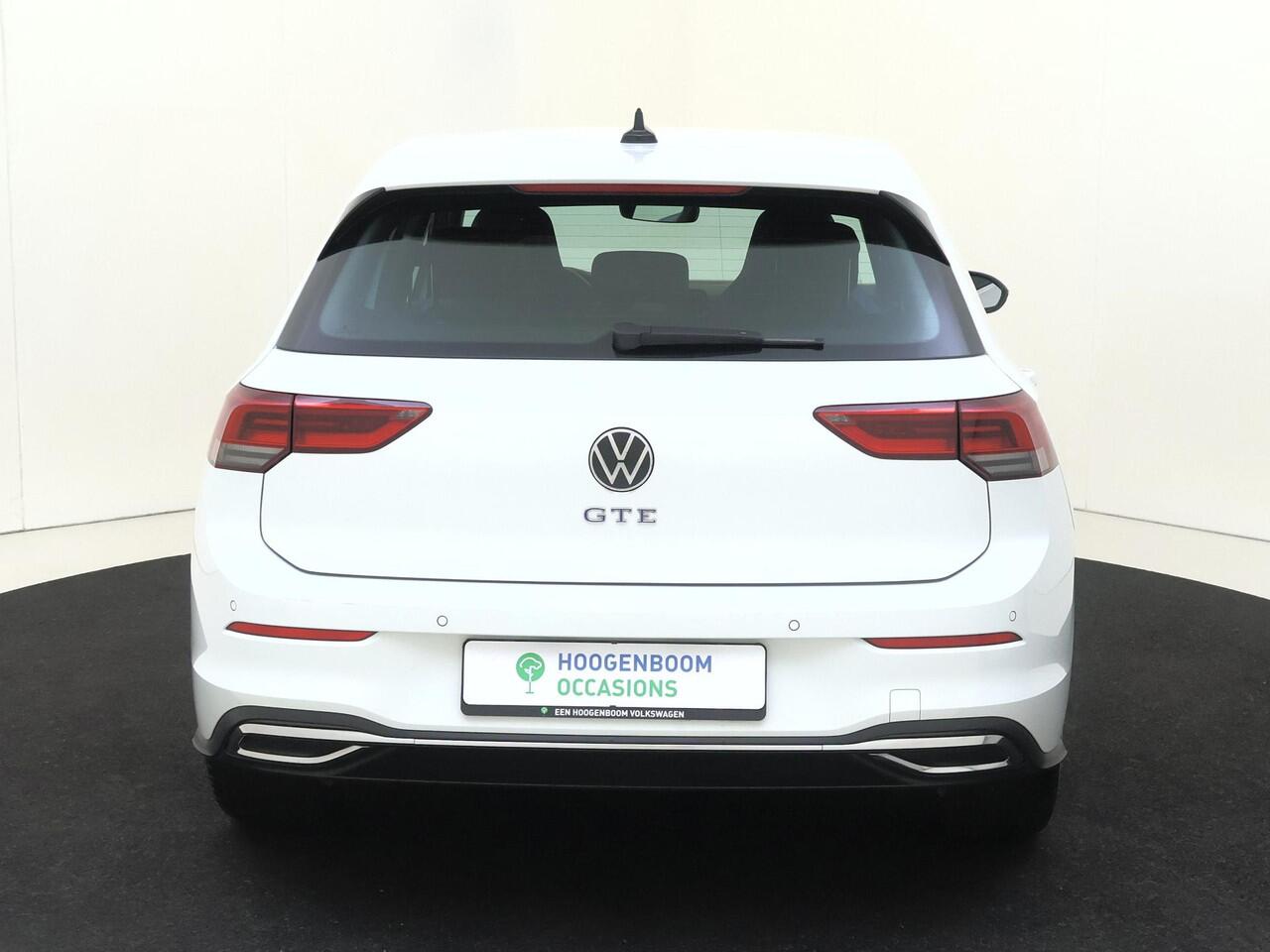 Volkswagen GOLF 1.4 eHybrid GTE | SoH 96% | Navigatie | Stoel- en stuurwielverwarming | LED Plus verlichting | Draadloze telefoonlader | Lane- en frontassist | Parkeersensoren | 3-zone airco |