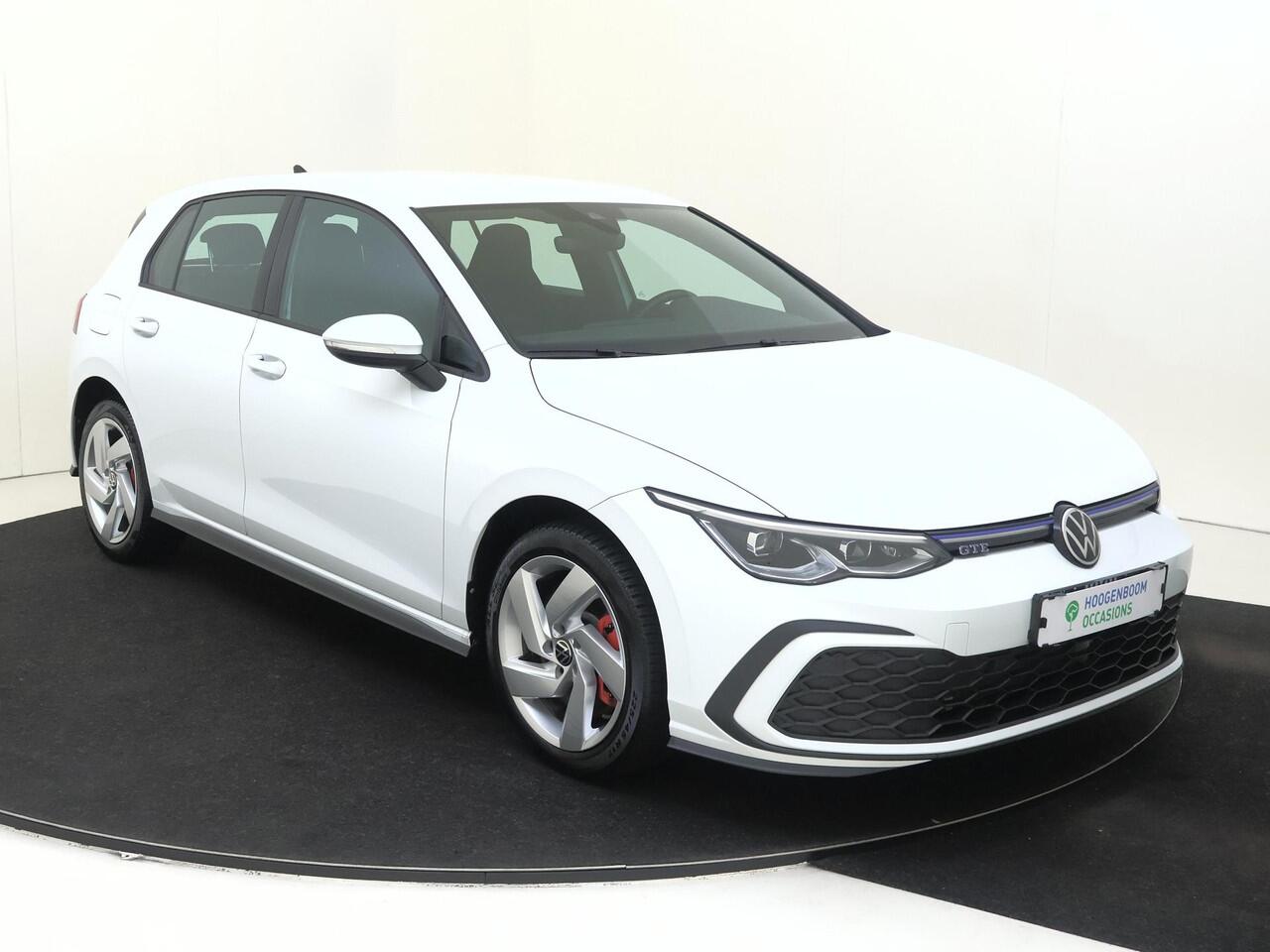 Volkswagen GOLF 1.4 eHybrid GTE | SoH 96% | Navigatie | Stoel- en stuurwielverwarming | LED Plus verlichting | Draadloze telefoonlader | Lane- en frontassist | Parkeersensoren | 3-zone airco |