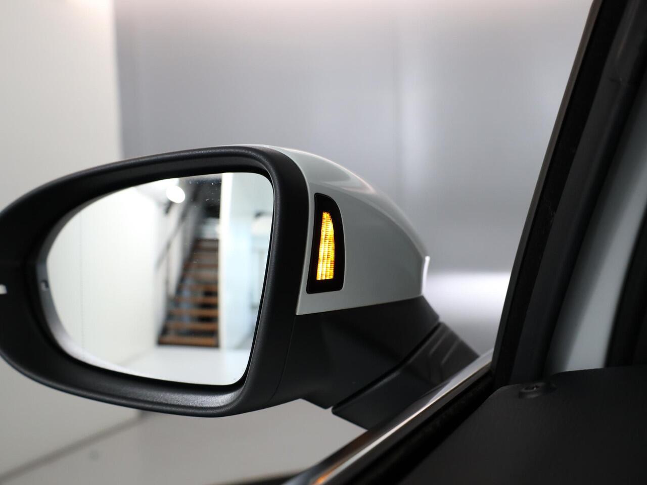 Volkswagen GOLF 1.4 eHybrid Style | Navigatie | Parkeersensoren | Adaptieve cruise control | Stoelverwarming | Stoelmassage |