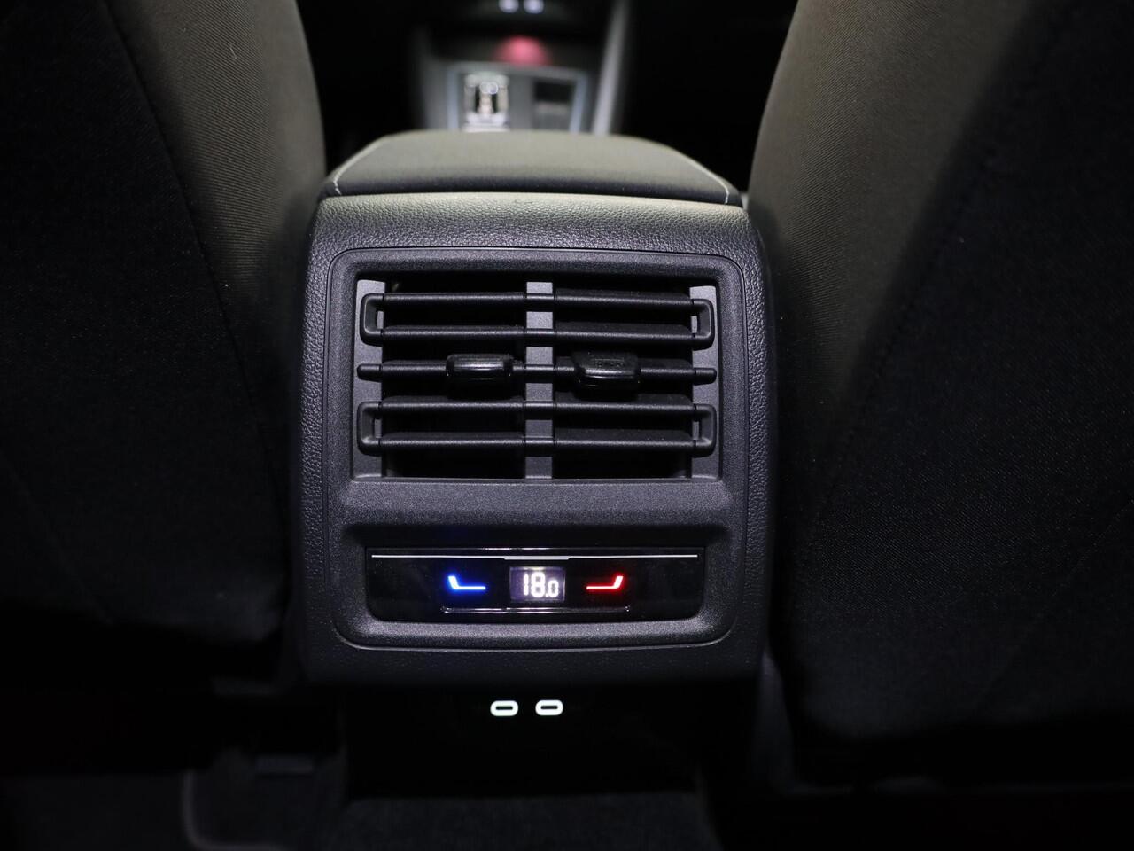 Volkswagen GOLF 1.4 eHybrid Style | Navigatie | Parkeersensoren | Adaptieve cruise control | Stoelverwarming | Stoelmassage |