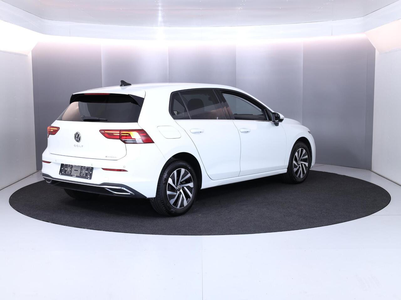 Volkswagen GOLF 1.4 eHybrid Style | Navigatie | Parkeersensoren | Adaptieve cruise control | Stoelverwarming | Stoelmassage |