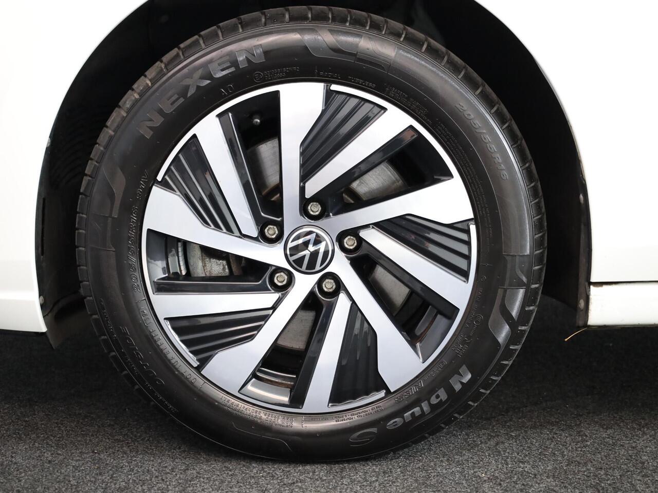 Volkswagen GOLF 1.4 eHybrid Style | Navigatie | Parkeersensoren | Adaptieve cruise control | Stoelverwarming | Stoelmassage |