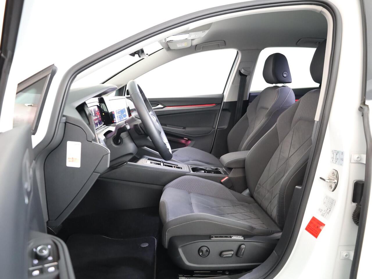 Volkswagen GOLF 1.4 eHybrid Style | Navigatie | Parkeersensoren | Adaptieve cruise control | Stoelverwarming | Stoelmassage |