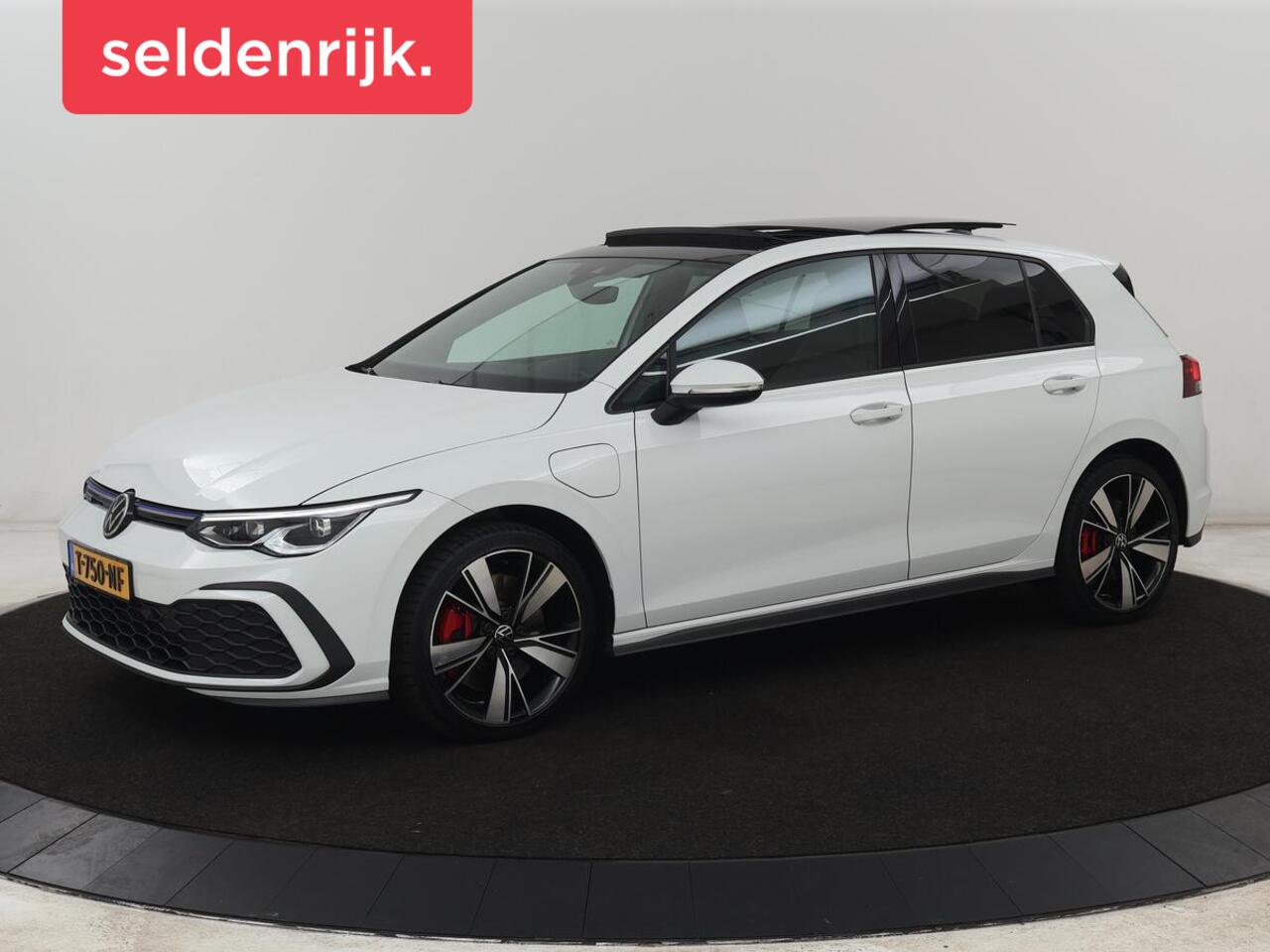 Volkswagen GOLF 1.4 eHybrid GTE | SOH 93% | Panoramadak | Stoelverwarming | Adaptive cruise | Carplay | Sfeerverlichting | Keyless | 18'' | Navigatie | Sportstoelen | Parkeerhulp | PHEV | Plug In