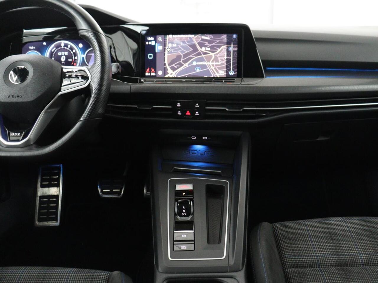 Volkswagen GOLF 1.4 eHybrid GTE | SOH 93% | Panoramadak | Stoelverwarming | Adaptive cruise | Carplay | Sfeerverlichting | Keyless | 18'' | Navigatie | Sportstoelen | Parkeerhulp | PHEV | Plug In