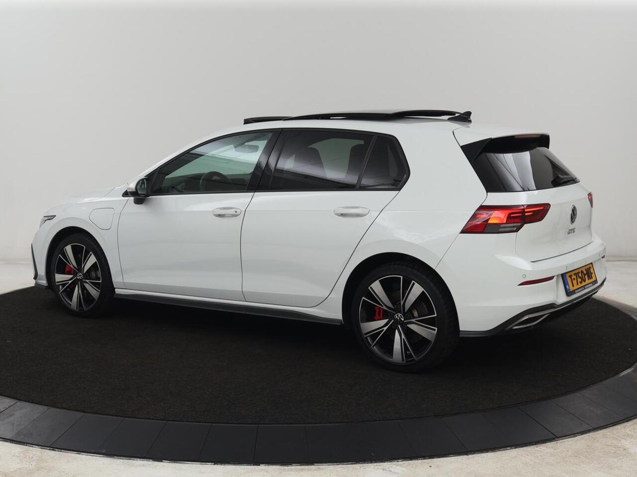 Volkswagen GOLF 1.4 eHybrid GTE | SOH 93% | Panoramadak | Stoelverwarming | Adaptive cruise | Carplay | Sfeerverlichting | Keyless | 18'' | Navigatie | Sportstoelen | Parkeerhulp | PHEV | Plug In