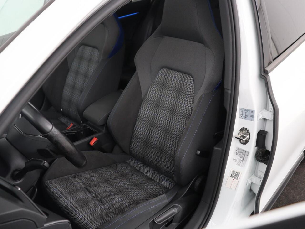 Volkswagen GOLF 1.4 eHybrid GTE | SOH 93% | Panoramadak | Stoelverwarming | Adaptive cruise | Carplay | Sfeerverlichting | Keyless | 18'' | Navigatie | Sportstoelen | Parkeerhulp | PHEV | Plug In