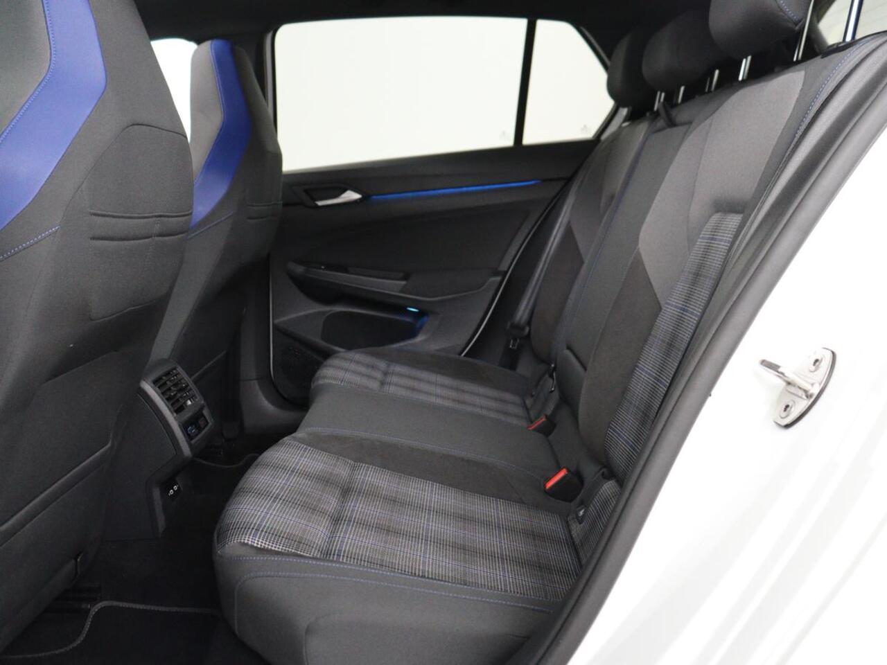 Volkswagen GOLF 1.4 eHybrid GTE | SOH 93% | Panoramadak | Stoelverwarming | Adaptive cruise | Carplay | Sfeerverlichting | Keyless | 18'' | Navigatie | Sportstoelen | Parkeerhulp | PHEV | Plug In