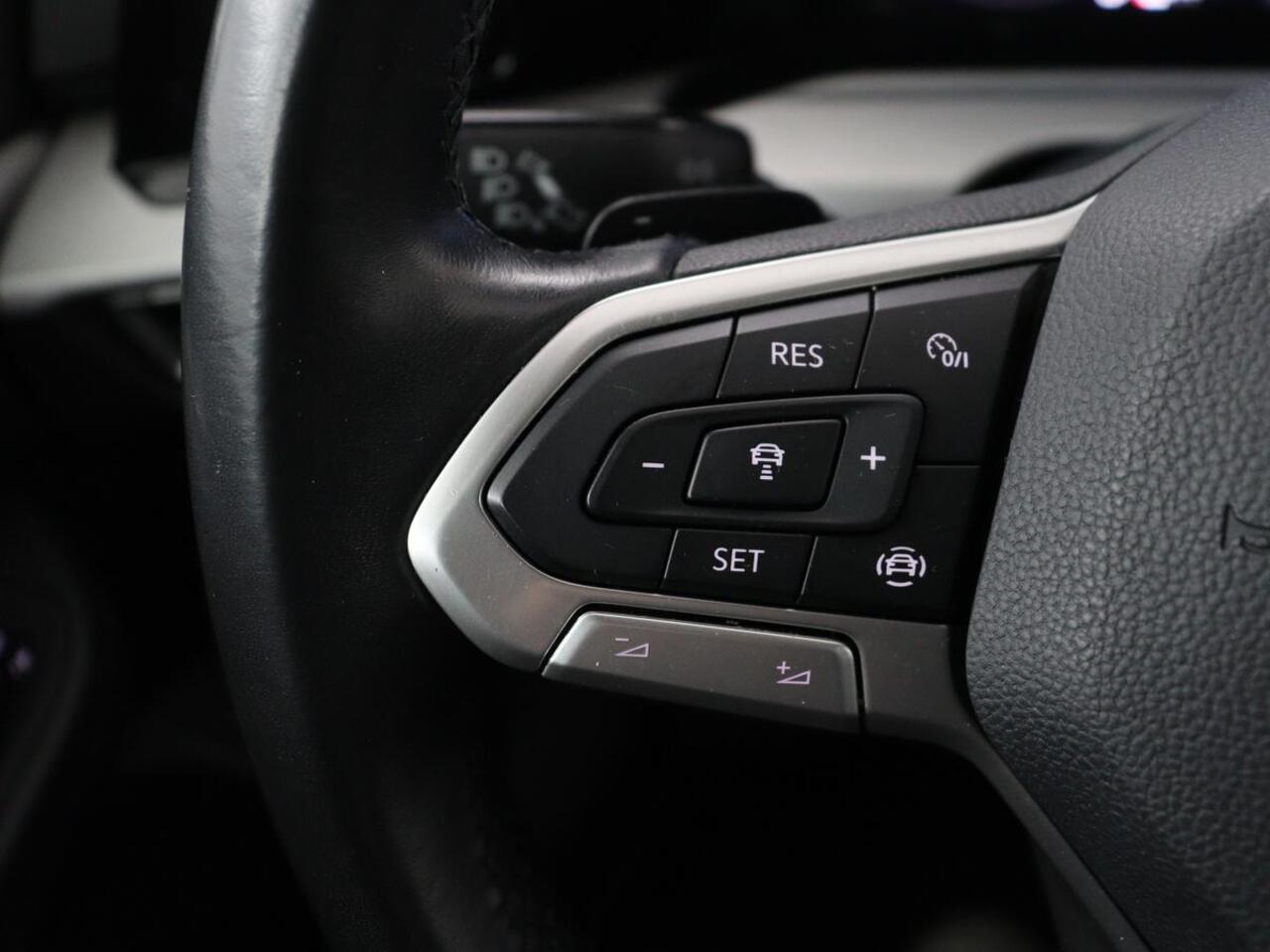 Volkswagen GOLF 1.0 eTSI Life | Carplay | Sfeerverlichting | Adaptive cruise | Navigatie | Parkeerhulp | Full LED | Climate control | Bluetooth