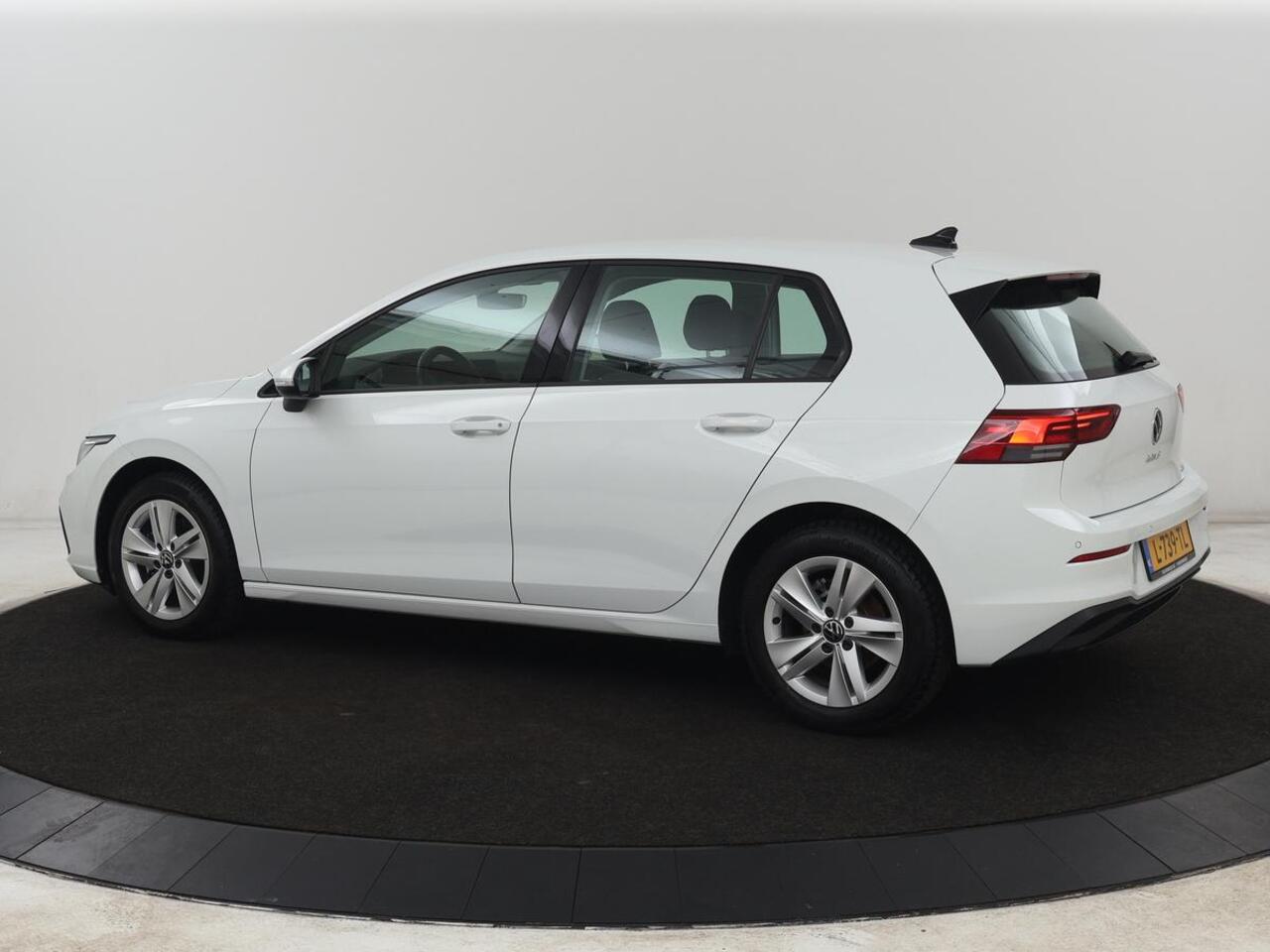 Volkswagen GOLF 1.0 eTSI Life | Carplay | Sfeerverlichting | Adaptive cruise | Navigatie | Parkeerhulp | Full LED | Climate control | Bluetooth