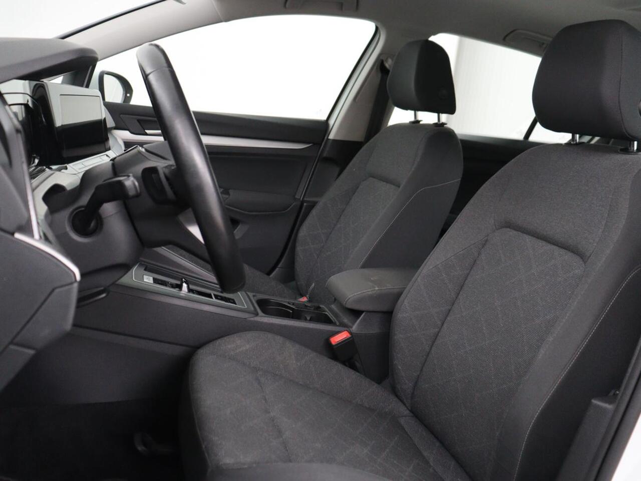 Volkswagen GOLF 1.0 eTSI Life | Carplay | Sfeerverlichting | Adaptive cruise | Navigatie | Parkeerhulp | Full LED | Climate control | Bluetooth