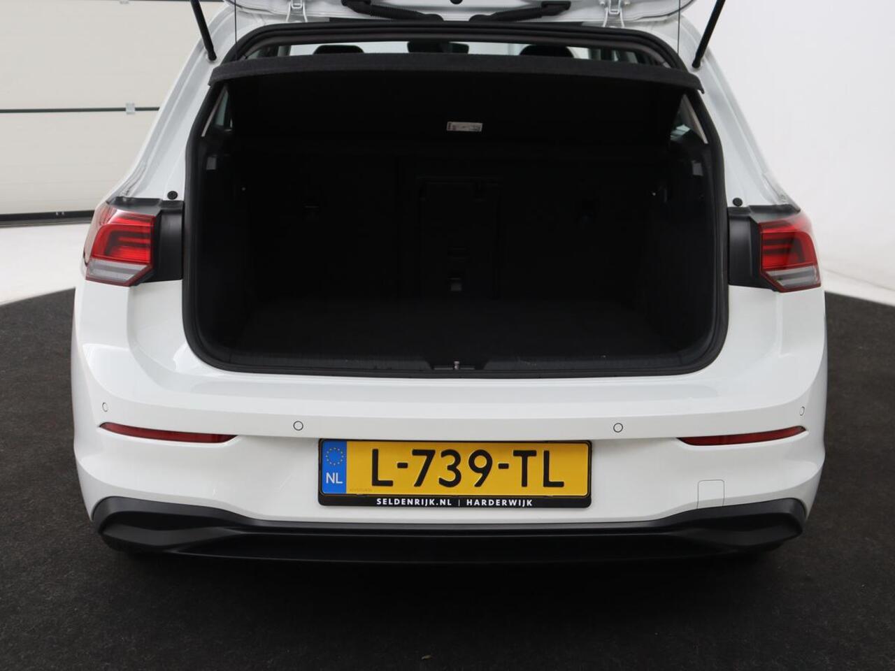 Volkswagen GOLF 1.0 eTSI Life | Carplay | Sfeerverlichting | Adaptive cruise | Navigatie | Parkeerhulp | Full LED | Climate control | Bluetooth