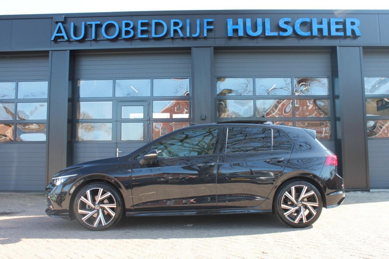 Volkswagen GOLF 1.5 ETSI R-LINE BNS Automaat / Panorama dak / Camera