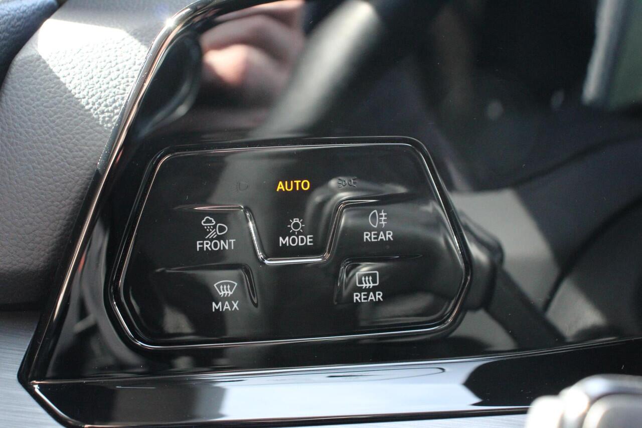 Volkswagen GOLF Variant 1.5 eTSI 150pk DSG Style | Navigatie | Apple Carplay/Android Auto | Climate Control | Camera | Parkeersensoren | Park Assist | Adaptive Cruise control | Wegklapbare trekhaak | Stoel- en stuurverwarming | Climatronic | Virtual Cockpit