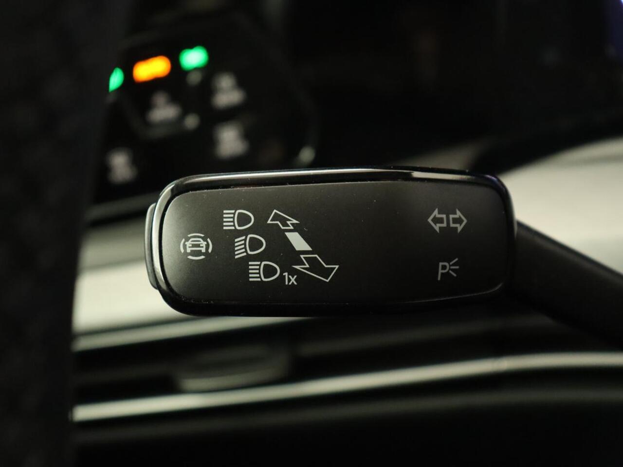 Volkswagen GOLF 1.5 TSI Life Business | Adaptive Cruise | Stoelverwarming | Camera | Memory | Carplay | Navigatie | Sfeerverlichting