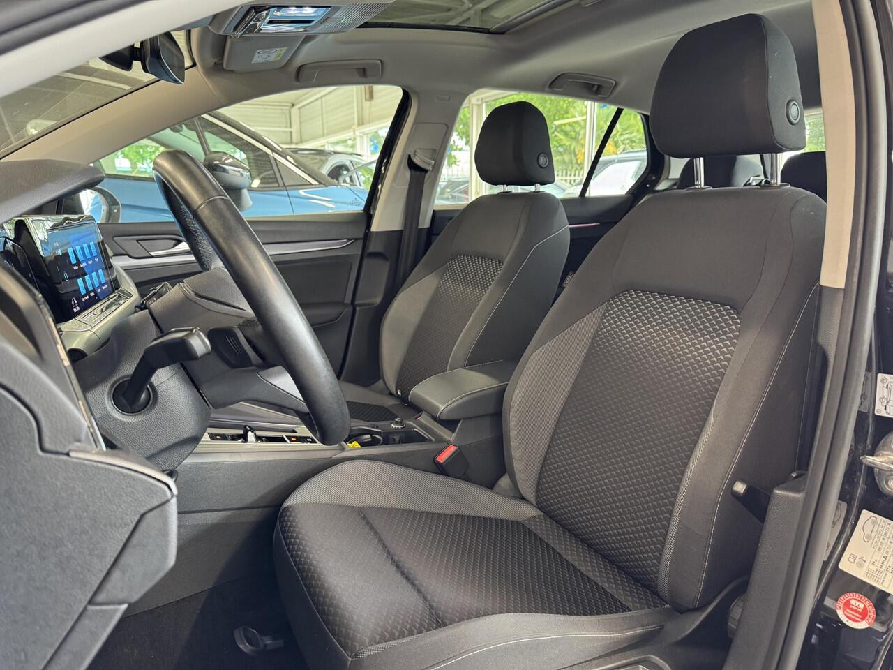 Volkswagen GOLF 2.0 TDI Active Automaat | Trekhaak elektrisch | Pano | IQ Light | Digitaal Dashboard | HUD | Clima | 16"LMV | Camera ( Vestiging - Nieuwegein )