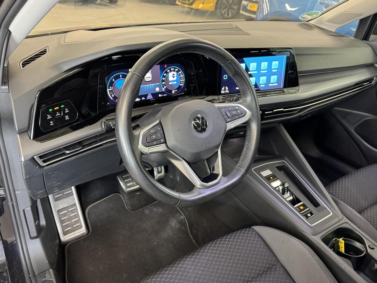 Volkswagen GOLF 2.0 TDI Active Automaat | Trekhaak elektrisch | Pano | IQ Light | Digitaal Dashboard | HUD | Clima | 16"LMV | Camera ( Vestiging - Nieuwegein )