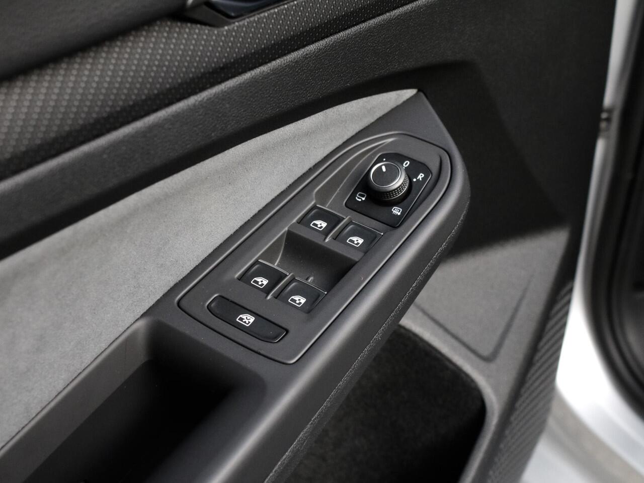 Volkswagen GOLF 1.5 eTSI R-Line | IQ Lights | Achteruitrijcamera| Carplay | Adaptieve Cruise control |