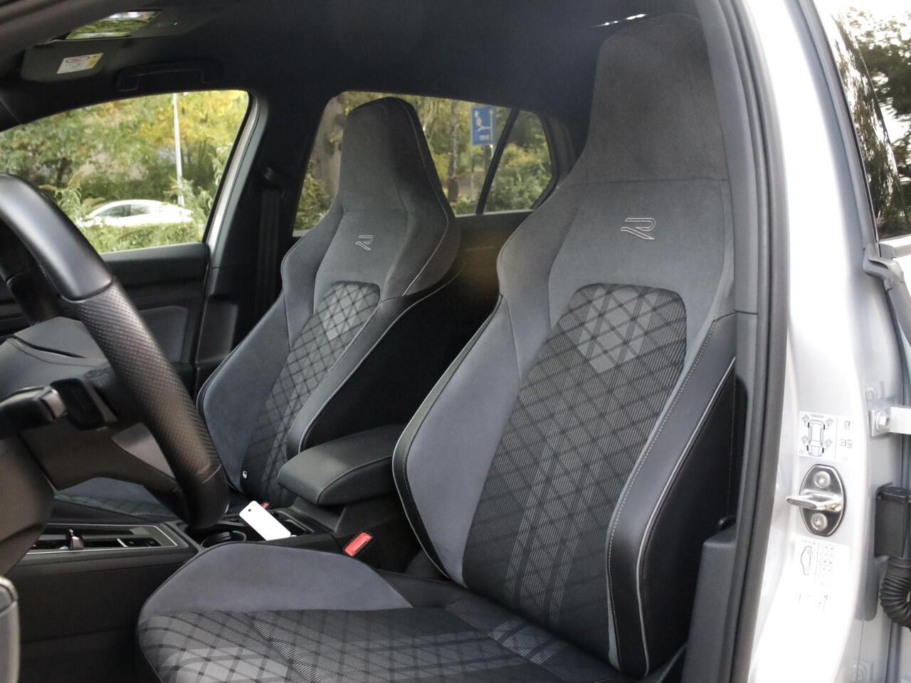 Volkswagen GOLF 1.5 eTSI R-Line | IQ Lights | Achteruitrijcamera| Carplay | Adaptieve Cruise control |