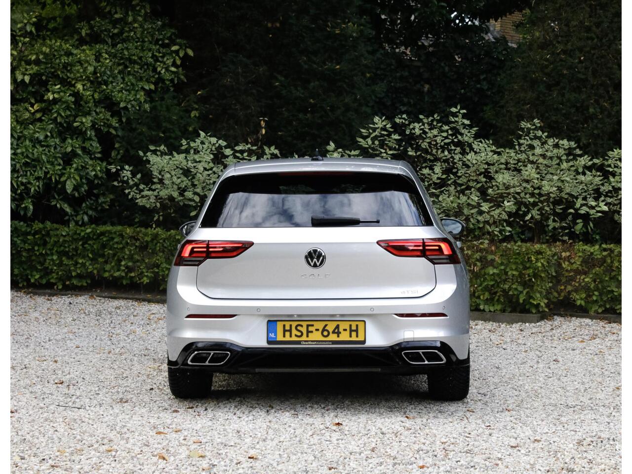 Volkswagen GOLF 1.5 eTSI R-Line | IQ Lights | Achteruitrijcamera| Carplay | Adaptieve Cruise control |