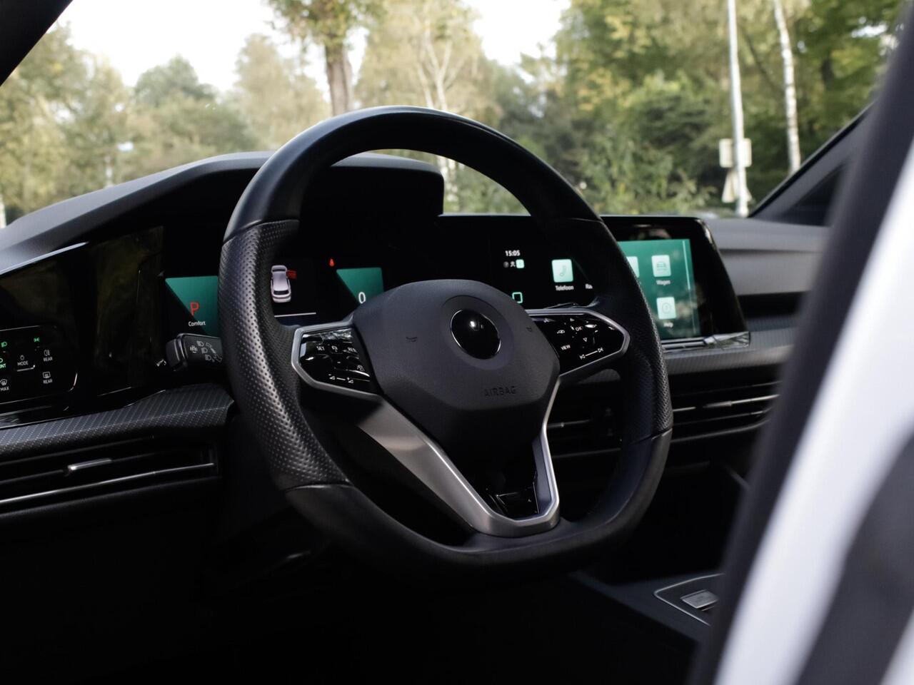 Volkswagen GOLF 1.5 eTSI R-Line | IQ Lights | Achteruitrijcamera| Carplay | Adaptieve Cruise control |