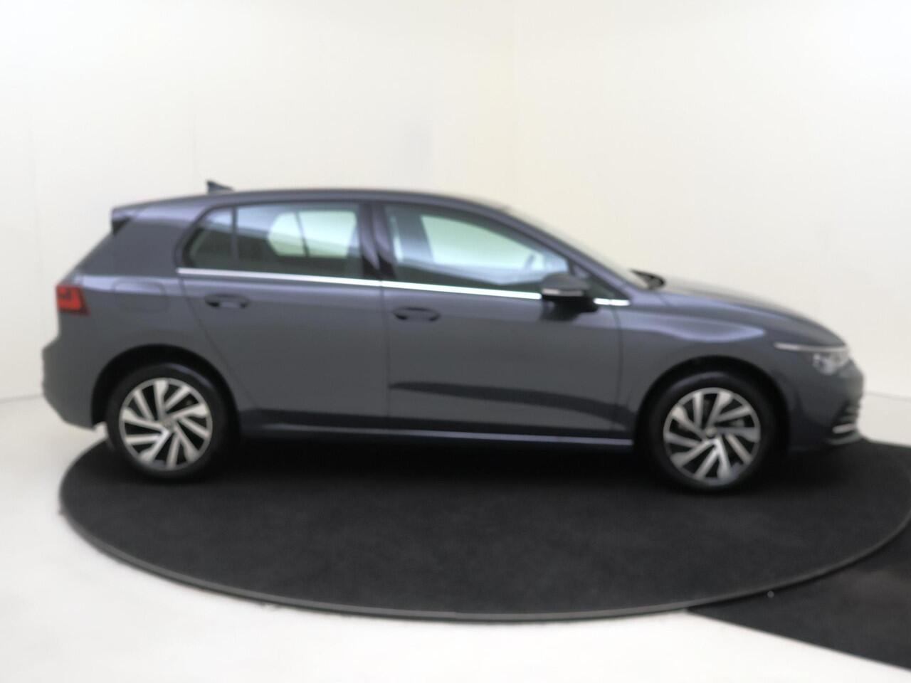 Volkswagen GOLF 1.4 eHybrid Style | Parkeerassistent | Stoel- en stuurwielverwarming | Adaptieve cruise control | Dodehoek detectie | Elektrisch verstelbare bestuurdersstoel met geheugen | CarPlay | 3-zone airco |