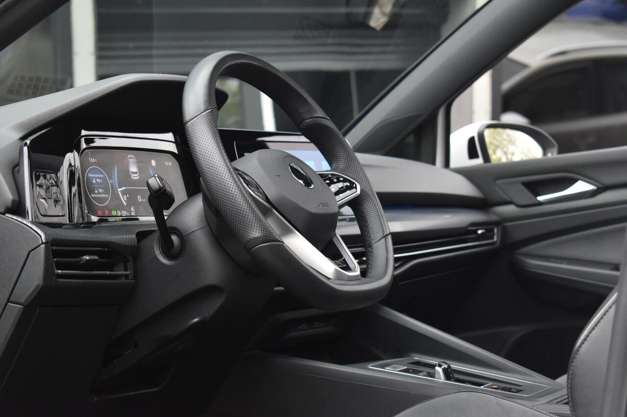 Volkswagen GOLF 1.5 eTSI Variant 3x R Line Pano Keyless Lane Camera Trekhaak