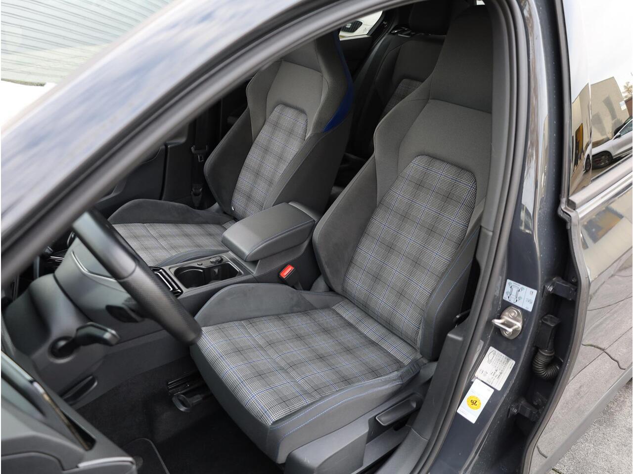 Volkswagen GOLF GTE 1.4 eHybrid 245PK | Achteruitrijcamera | Stoel&Stuurverwarming | Carplay/Android | 18"Inch |