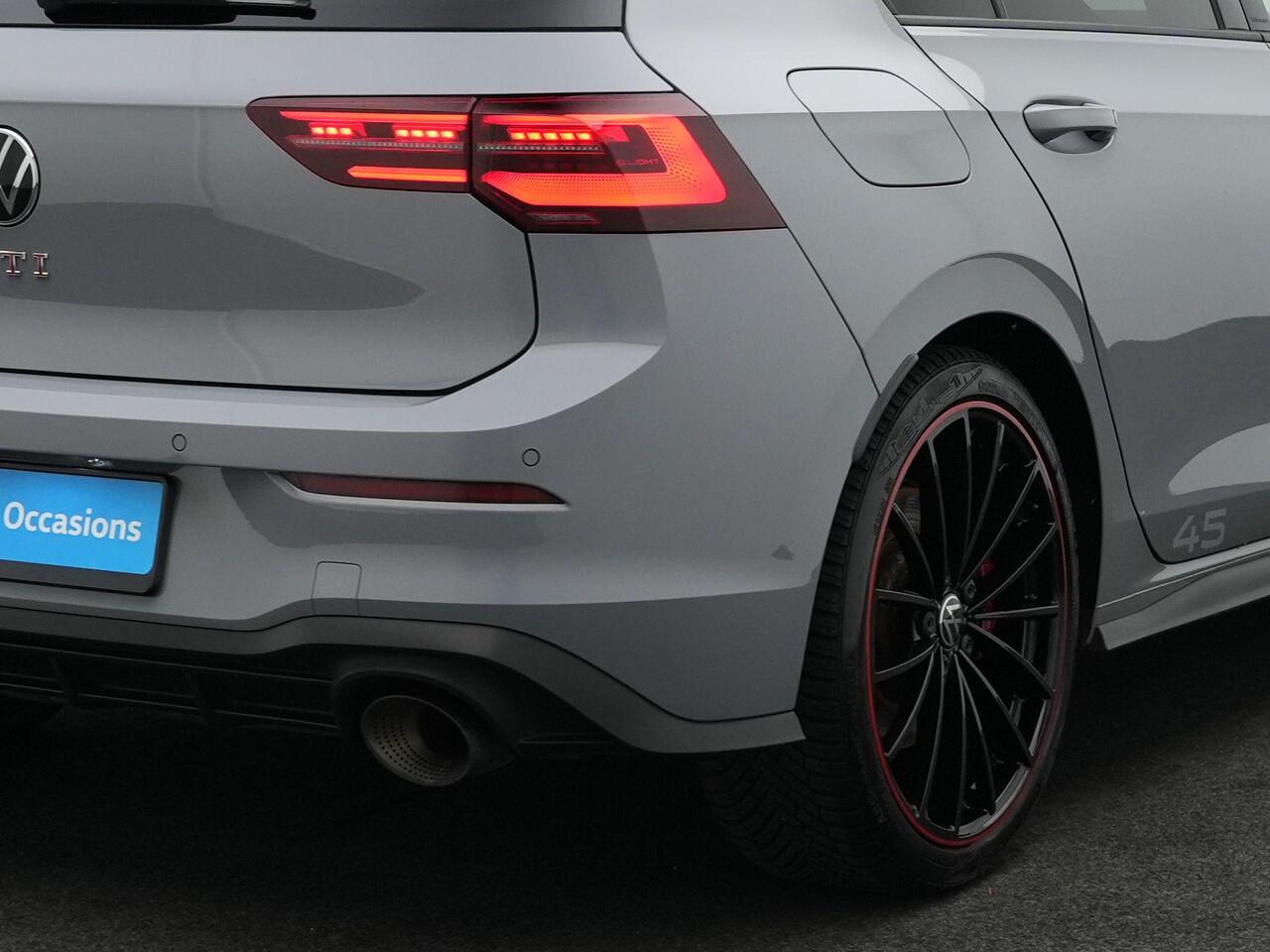 Volkswagen GOLF 2.0 TSI 300 pk DSG GTI Clubsport 45 Jahre | Panoramadak | Akrapovic | Harman/Kardon | IQ Light | Stuur-/stoelverwarming