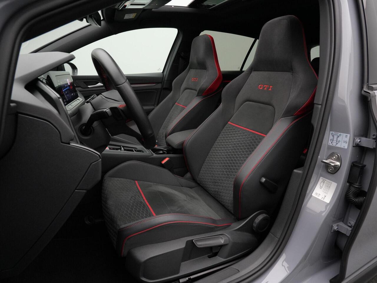 Volkswagen GOLF 2.0 TSI 300 pk DSG GTI Clubsport 45 Jahre | Panoramadak | Akrapovic | Harman/Kardon | IQ Light | Stuur-/stoelverwarming