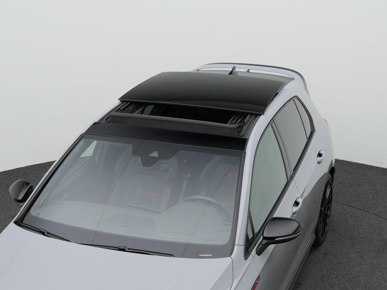 Volkswagen GOLF 2.0 TSI 300 pk DSG GTI Clubsport 45 Jahre | Panoramadak | Akrapovic | Harman/Kardon | IQ Light | Stuur-/stoelverwarming