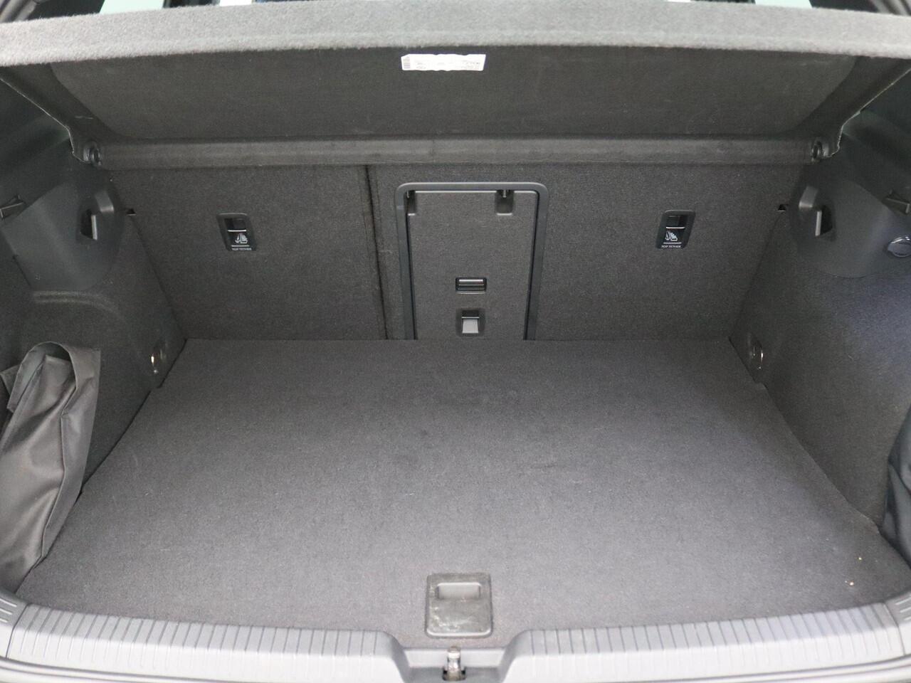 Volkswagen GOLF 1.4 eHybrid GTE 245PK DSG LED-Matrix, Travel assist, keyless start, stuur/stoelverwarming, 18'' lichtmetaal