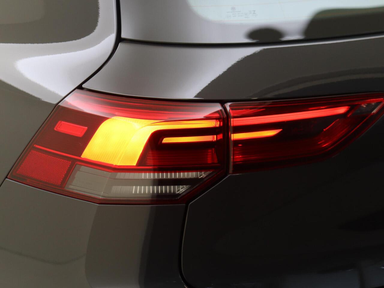 Volkswagen GOLF 1.4 eHybrid Style | Trekhaak | Navigatie | Adaptieve cruise control | Parkeersensoren | 3-zone airco | Elektrisch verstelbare bestuurdersstoel met geheugen | CarPlay |