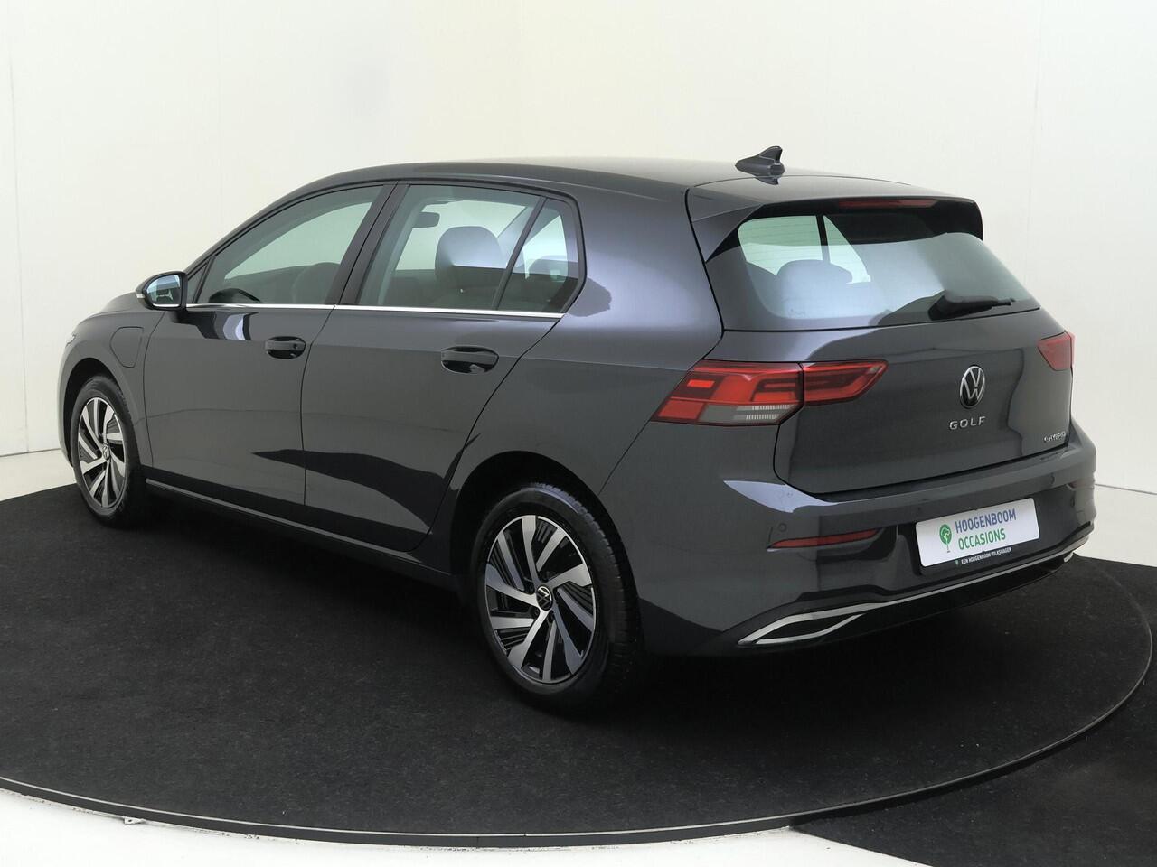 Volkswagen GOLF 1.4 eHybrid Style | Trekhaak | Navigatie | Adaptieve cruise control | Parkeersensoren | 3-zone airco | Elektrisch verstelbare bestuurdersstoel met geheugen | CarPlay |