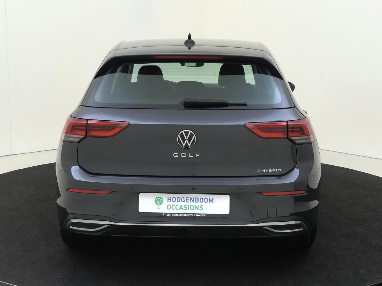 Volkswagen GOLF 1.4 eHybrid Style | Trekhaak | Navigatie | Adaptieve cruise control | Parkeersensoren | 3-zone airco | Elektrisch verstelbare bestuurdersstoel met geheugen | CarPlay |