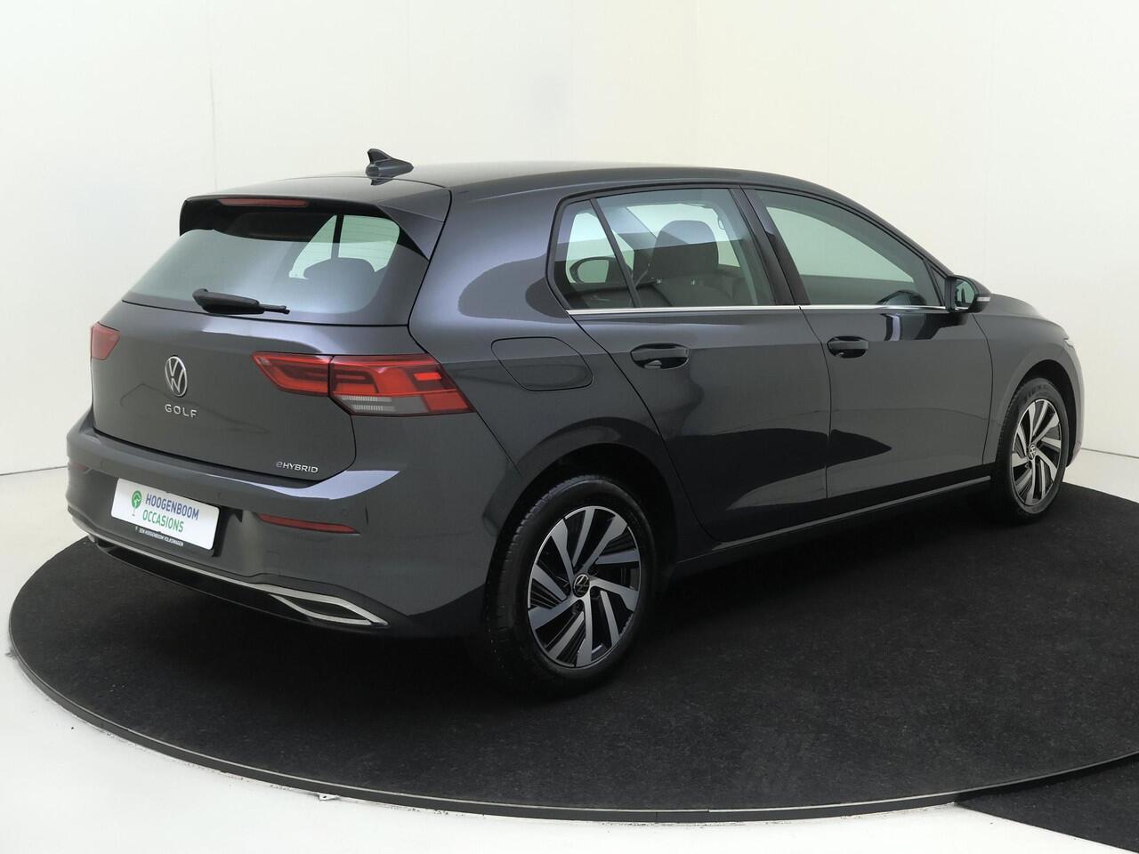 Volkswagen GOLF 1.4 eHybrid Style | Trekhaak | Navigatie | Adaptieve cruise control | Parkeersensoren | 3-zone airco | Elektrisch verstelbare bestuurdersstoel met geheugen | CarPlay |