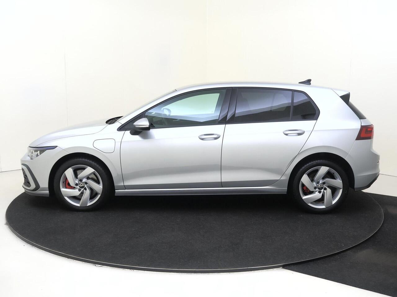 Volkswagen GOLF 1.4 eHybrid GTE | Trekhaak | Dodehoek detectie | Stoel- en stuurwielverwarming | Achteruitrijcamera | Adaptieve cruise control | CarPlay | Full LED verlichting | 3-zone airco |