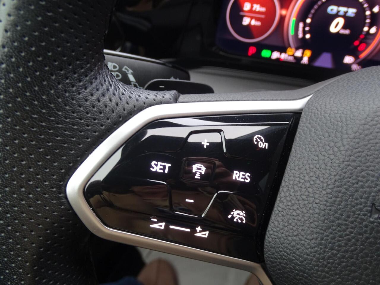 Volkswagen GOLF 1.4 eHybrid GTE FULL LED PAKKET | WINTER PAKKET | R-LINE | NAVIAGTIE | ACHTERUIT RIJ CAMERA | AFNEEMBARE TREKHAAK | SFEER VERLICHTING |