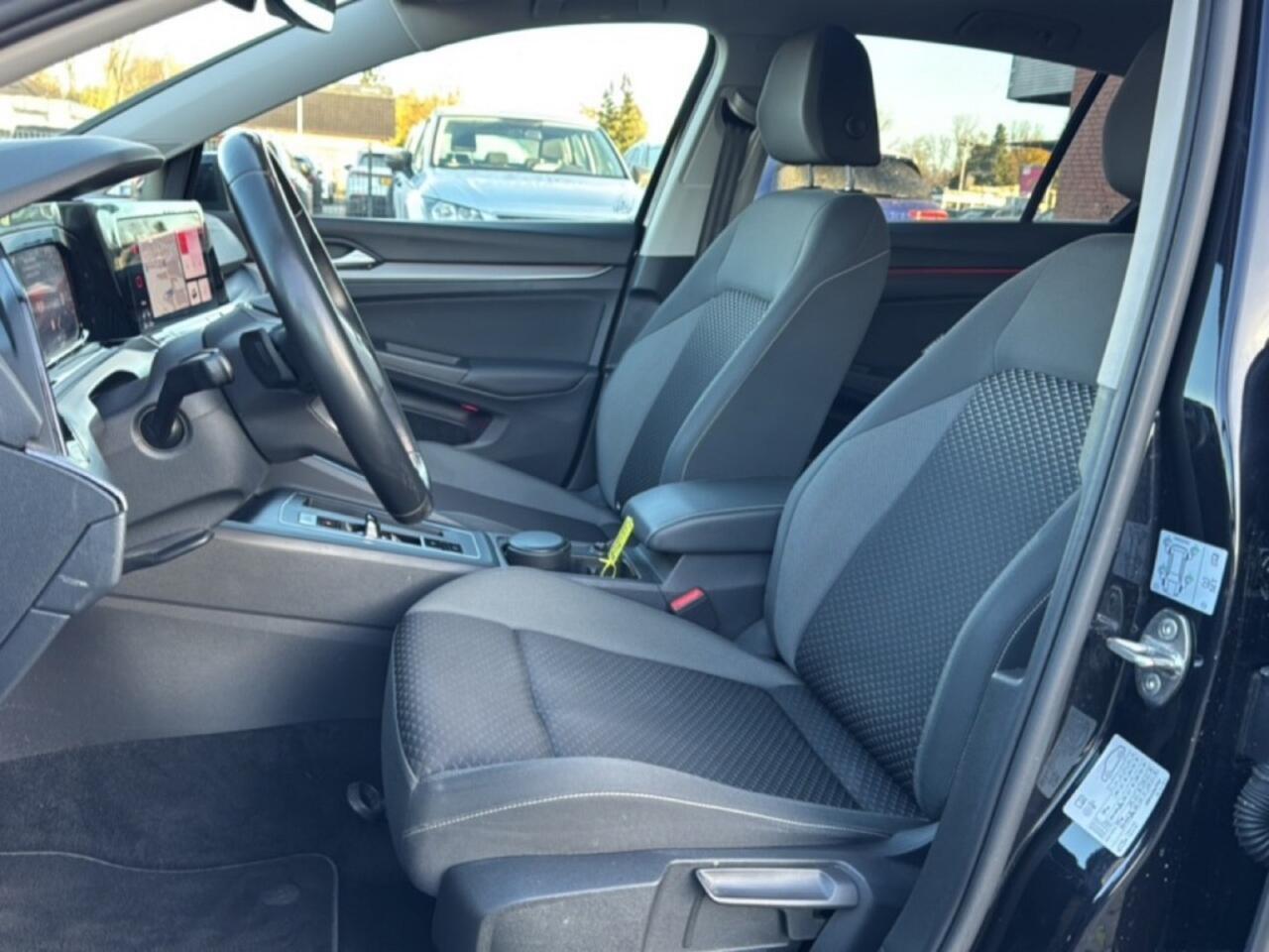 Volkswagen GOLF 2.0 TDI LIFE ACTIVE PANO-DAK/TREKHAAK/CAMERA/NAVI/CARPLAY/ACC/STOELVERW