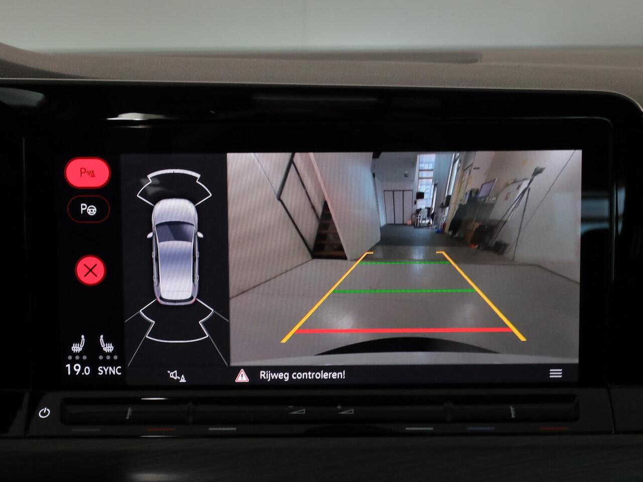 Volkswagen GOLF 1.4 eHybrid Style 204 pk Automaat (DSG) | Navigatie | Panoramadak | Parkeersensoren (Park assist) | Achteruitrijcamera | Stoelverwarming | Head-up display |