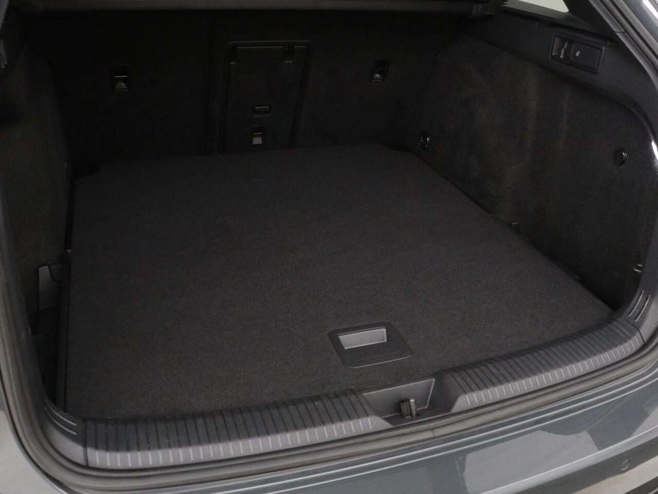 Volkswagen GOLF 1.5 eTSI R-Line | Stoel & stuurverwarming | Camera | Sportstoelen | Sfeerverlichting | Digital Cockpit | Carplay | Adaptive cruise | Full LED