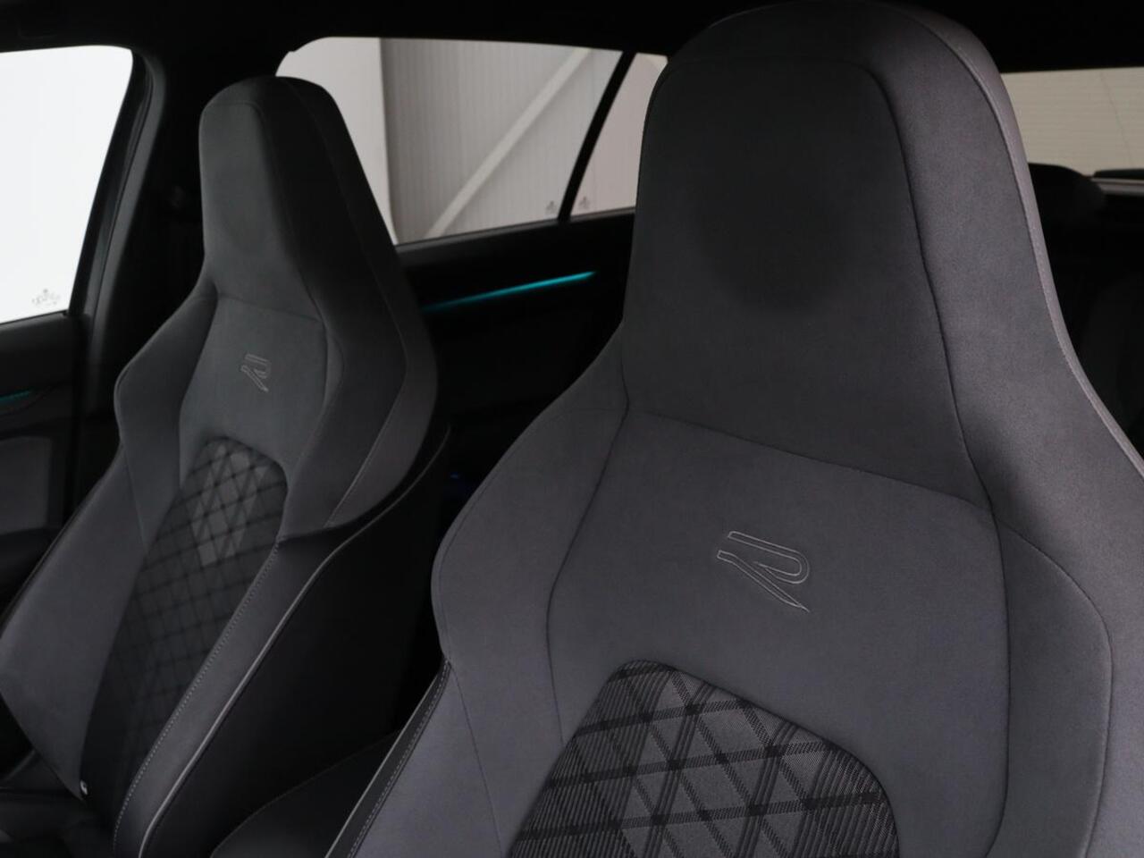 Volkswagen GOLF 1.5 eTSI R-Line | Stoel & stuurverwarming | Camera | Sportstoelen | Sfeerverlichting | Digital Cockpit | Carplay | Adaptive cruise | Full LED