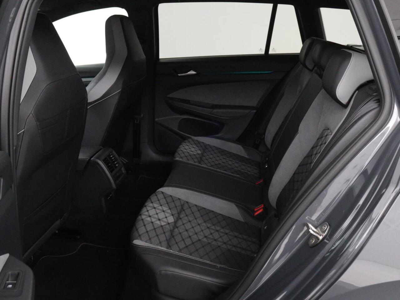 Volkswagen GOLF 1.5 eTSI R-Line | Stoel & stuurverwarming | Camera | Sportstoelen | Sfeerverlichting | Digital Cockpit | Carplay | Adaptive cruise | Full LED