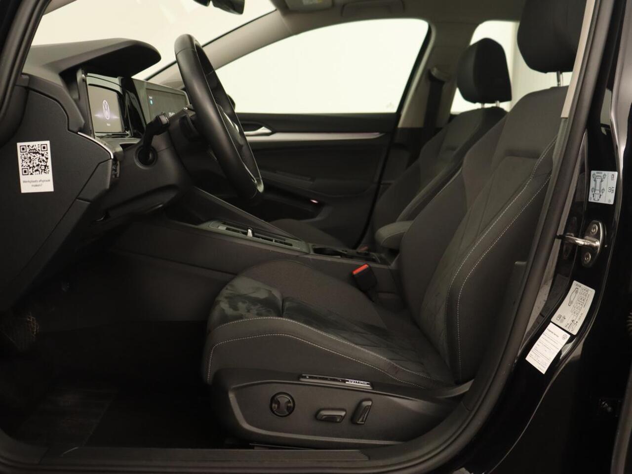 Volkswagen GOLF 1.5 eTSI Life | Stoelverwarming | Carplay | Massage | Adaptive cruise | Navigatie | Sfeerverlichting | Parkeerhulp | Full LED | Memory