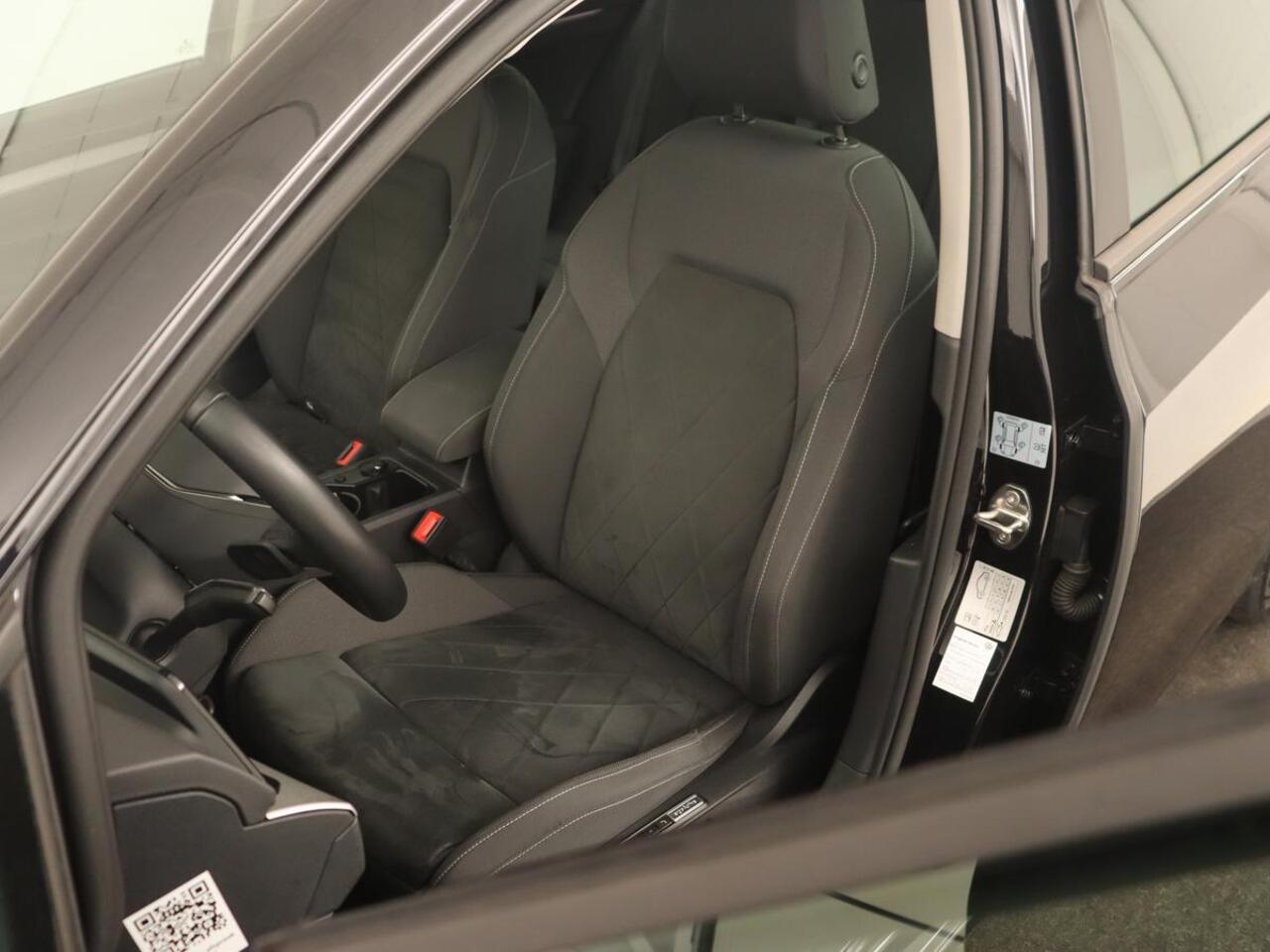 Volkswagen GOLF 1.5 eTSI Life | Stoelverwarming | Carplay | Massage | Adaptive cruise | Navigatie | Sfeerverlichting | Parkeerhulp | Full LED | Memory